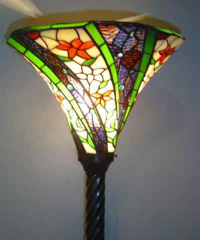 1915+BB75BRED
(1685+BB75BRED) - handcrafted Tiffany stained glass lamp
