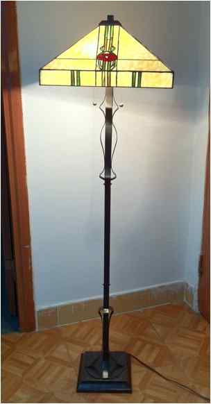 2G657 - handcrafted Tiffany stained glass lamp