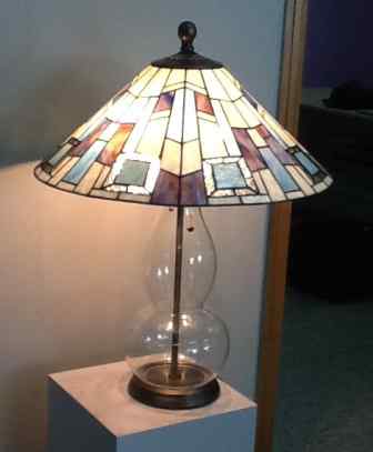 6C112 - handcrafted Tiffany stained glass lamp