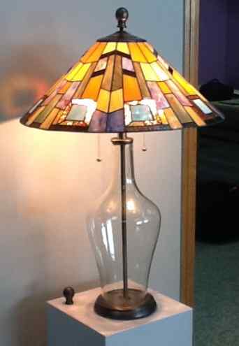 6C113 - handcrafted Tiffany stained glass lamp