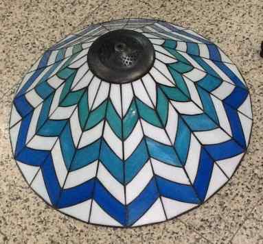 6C115 - handcrafted Tiffany stained glass lamp