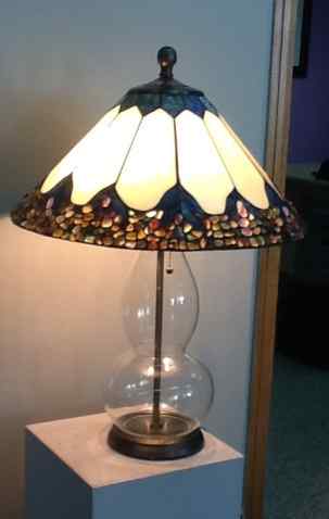 6C117 - handcrafted Tiffany stained glass lamp