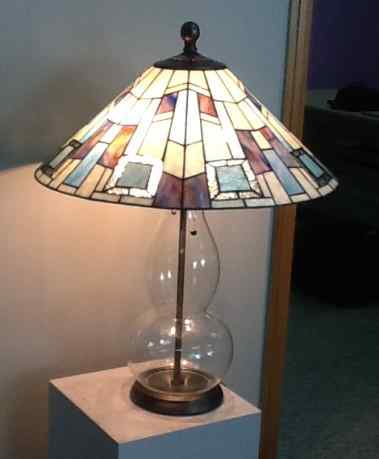 6F410 - handcrafted Tiffany stained glass lamp