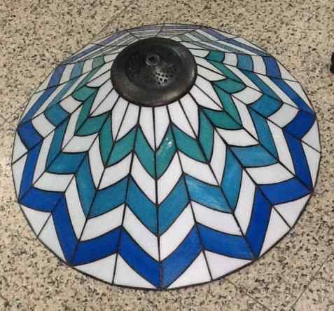 6F413 - handcrafted Tiffany stained glass lamp