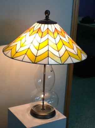 6F416 - handcrafted Tiffany stained glass lamp