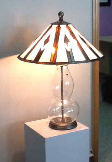 6F419 - handcrafted Tiffany stained glass lamp
