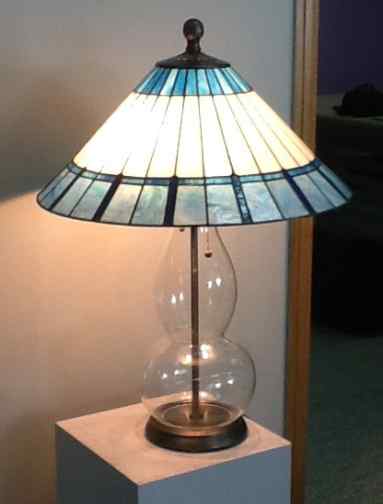 6F424 - handcrafted Tiffany stained glass lamp