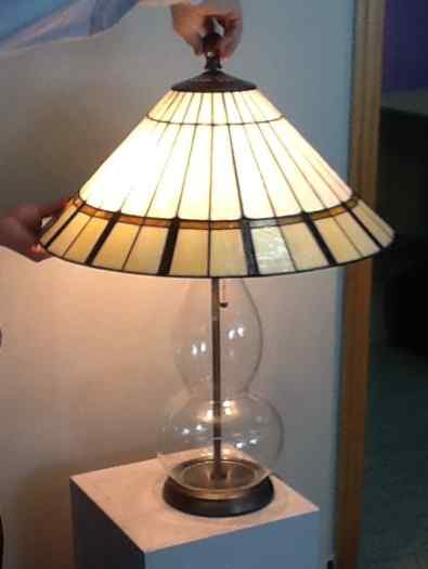 6F425 - handcrafted Tiffany stained glass lamp
