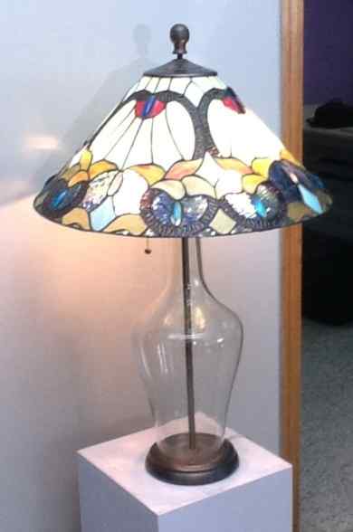 6F428 - handcrafted Tiffany stained glass lamp