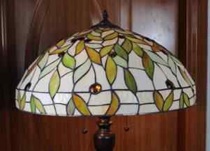 6F429 - handcrafted Tiffany stained glass lamp