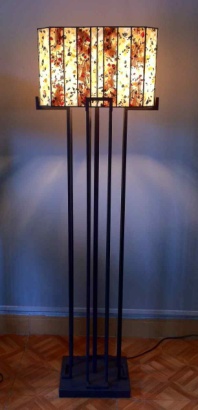 6T701 - handcrafted Tiffany stained glass lamp