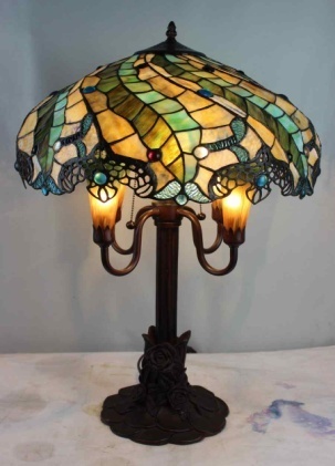 4T305 - handcrafted Tiffany stained glass lamp