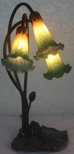 4W239 - handcrafted Tiffany stained glass lamp