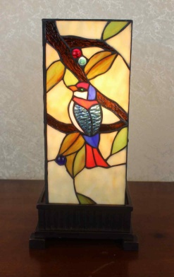 6Y136 - handcrafted Tiffany stained glass lamp
