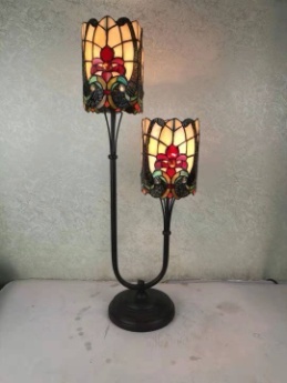 7525 - handcrafted Tiffany stained glass lamp