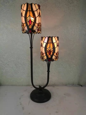 7526 - handcrafted Tiffany stained glass lamp