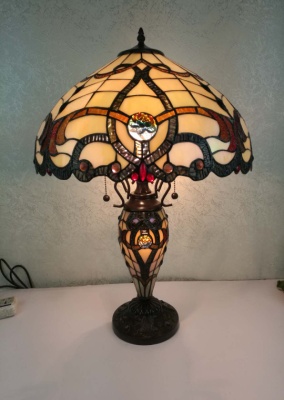 7622 - handcrafted Tiffany stained glass lamp