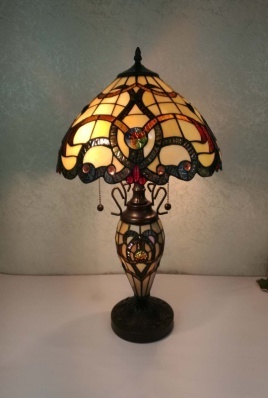7623 - handcrafted Tiffany stained glass lamp
