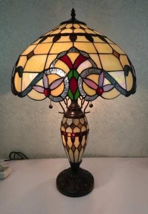 7626 - handcrafted Tiffany stained glass lamp