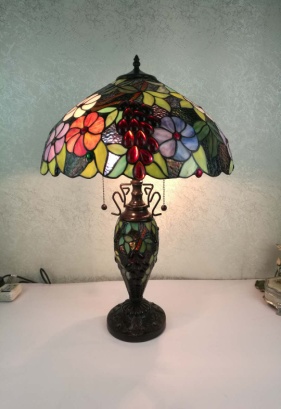 7630 - handcrafted Tiffany stained glass lamp