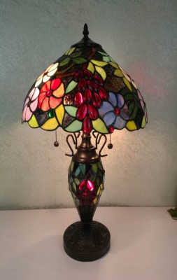 7631 - handcrafted Tiffany stained glass lamp
