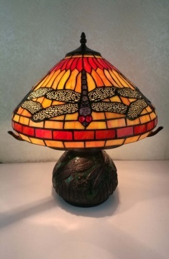 7632 - handcrafted Tiffany stained glass lamp