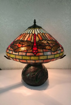 7633 - handcrafted Tiffany stained glass lamp