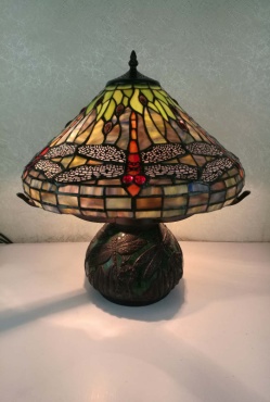 7634 - handcrafted Tiffany stained glass lamp
