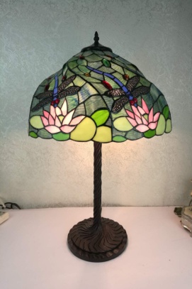 7635-18 - handcrafted Tiffany stained glass lamp