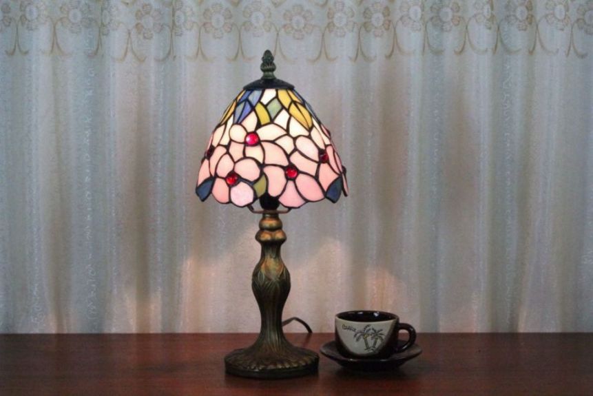 Tiffany 6 Inch Table Lamp - DETAIL_27388928_283828_3319669 - handcrafted Tiffany stained glass lamp