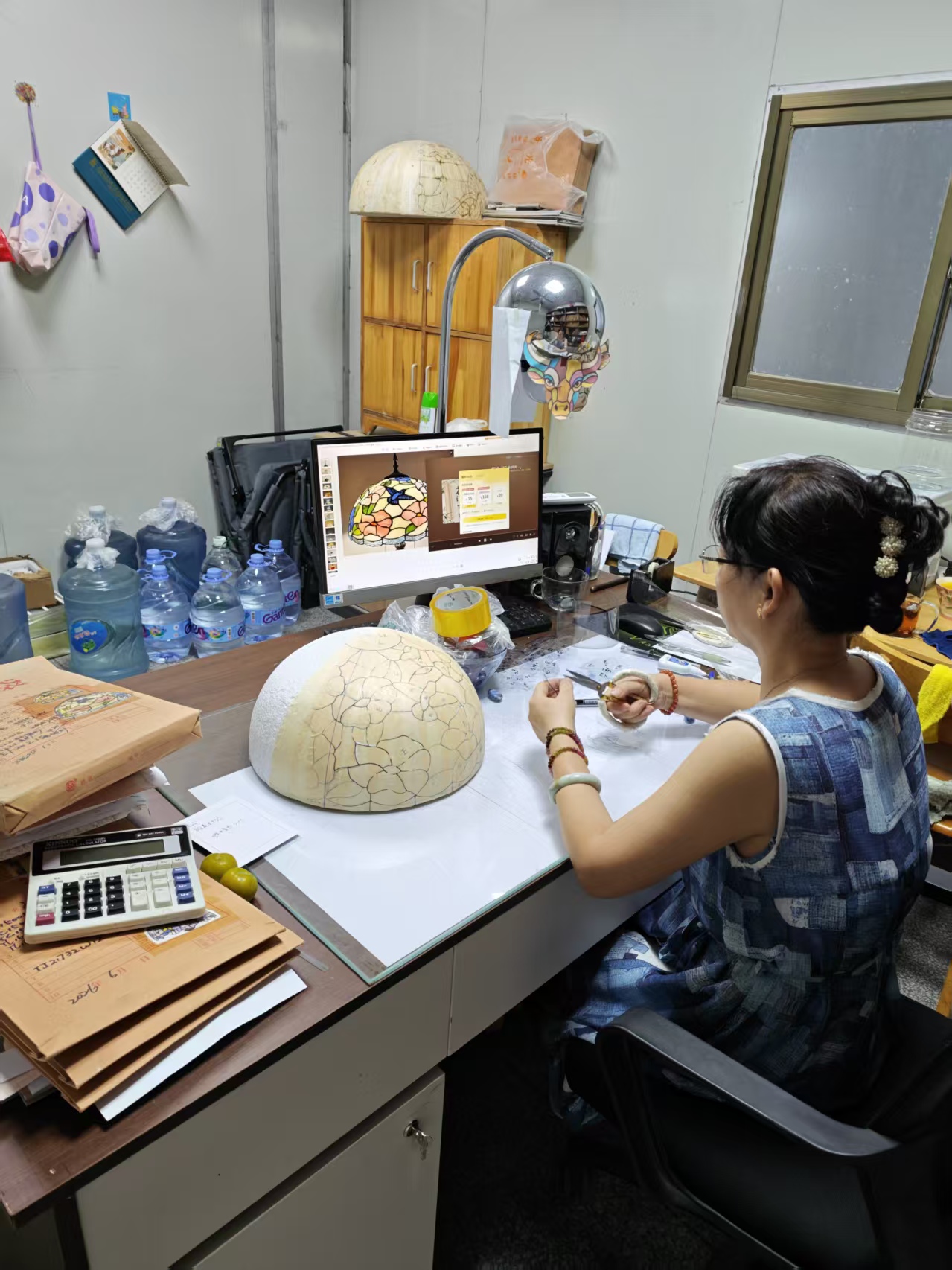 Dong Yuan Lighting designer working on Tiffany stained glass lamp customization